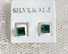 《新品未使用品》シルバー925 スワロフスキースクエア緑　スタッドシルバーピアス
