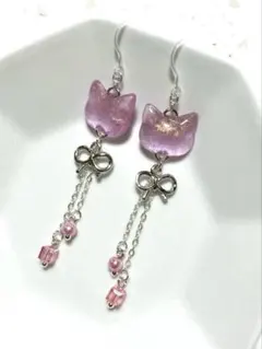 猫　ねこ　ネコ　ピンク　紫　ロングピアス　樹脂フック　リボン　チェーン　ビーズ