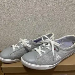 グレー スニーカー