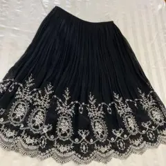 L'EST ROSE 刺繍プリーツフレアスカート ブラックのサムネイル