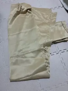 光沢のあるシャンパンゴールドの防炎カーテン