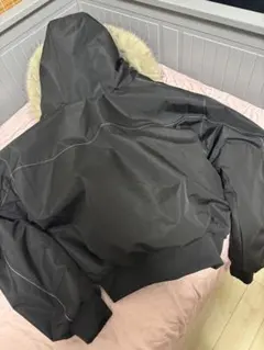 フード付きブラックジャケット