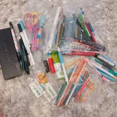 【94点まとめ売り】文房具 大量 シャーペン ボールペン 色鉛筆 消しゴム 鉛筆のサムネイル
