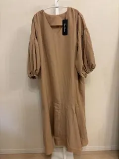 【新品】アンコキーヌ　ベージュ Vネック バルーンスリーブ ワンピース