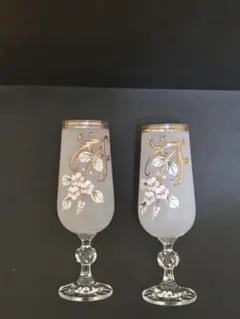 ヴェネツィアンガラス　フロスト仕上げの花柄ワイングラス2個セット