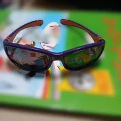 紫とオレンジのスポーティーサングラス