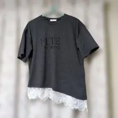 しまむら　Helm　アシメ裾レースロゴTシャツ　グレー　ホワイト　レースＴのサムネイル