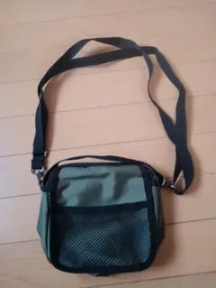 オリーブグリーン ボディバッグ