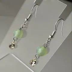 ハンドメイド 緑色ビーズ ピアス