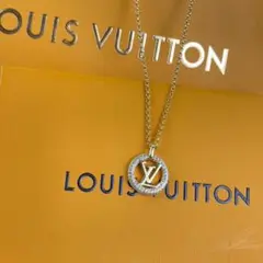 LOUIS VUITTON ゴールドロゴネックレス
