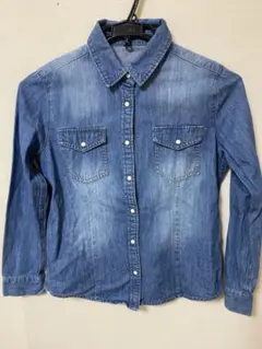 ナチュラルベーシック　デニムシャツ