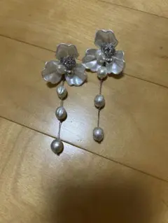 花デザイン パールシルバー　ホワイト　シンプル上品　結婚式　お呼ばれ　発表会