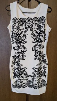 白の刺繍入りタイトドレス