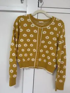 黄色カーディガン