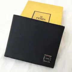 【新品未使用品】FENDI 二つ折り財布 ブラック ロゴ スクエア プレートのサムネイル