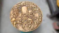 七福神 縁起物 砲金製 円形レリーフ重厚感の有る置物です。 七福神 縁起物 砲金製 円形レリーフ重厚感の有る置物です。 - メルカリ