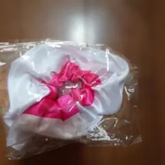 ホワイト ピンク シュシュ