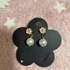 パールと花モチーフのイヤリング マリークワント