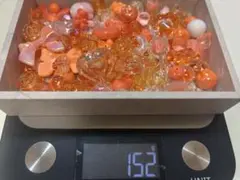 オレンジ色のアクリルビーズ①