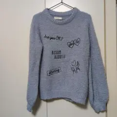 メッセージ刺繍入りライトブルーニット M