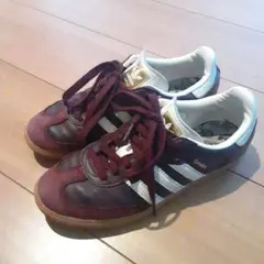 バーガンディ スニーカー