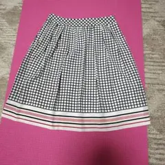 レディースひざ丈プリーツスカート　サイズ38白黒格子柄