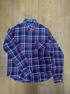 赤と青のチェック柄長袖シャツ