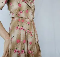 ベージュの花柄シャツワンピース