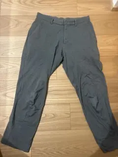 ユニクロ　メンズ　パンツ　グレー スラックス ストレッチ素材