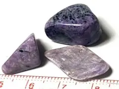 小さなチャロアイトの端切れ3個 ・15・3～4g程度（ロシア産鉱物標本）