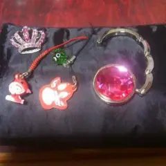 お値下げ！バックホルダーと王冠ブローチ。五点！