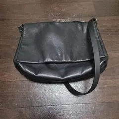 COS ブラックレザー ショルダーバッグ