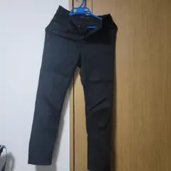 ユニクロ ブラックデニム スキニーパンツ バックポケット付き
