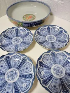 有田焼　武峰窯　錦牡丹　鉄鉢と染付青花芙蓉手　輪花16cm　和皿　4枚