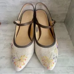 ピッティ Pitti 花柄刺繍 ストラップパンプス 24.5cm EE 美品のサムネイル