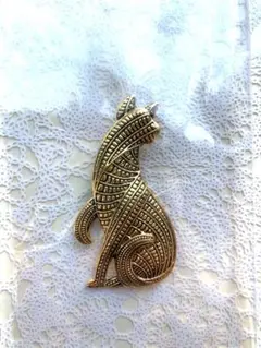猫 ブローチ ゴールド モダン アンティーク 上品 お洒落　個性的　カジュアル