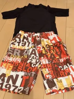 キッズ 水着上下セット 黒ラッシュガードとサーフパンツ