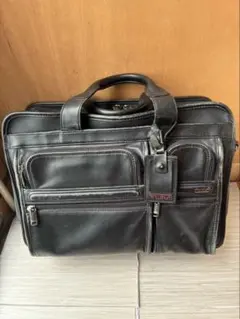 TUMI レザービジネスバッグ - メルカリ