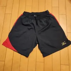 ミズノ　メンズS　ハーフパンツ　赤と黒アシンメトリー柄　サイドに金の柄　おしゃれ