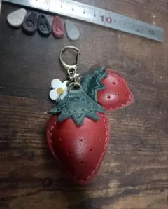 さくらんぽ様★【14】大きいいちご＋白いお花＋小さい赤苺本革キーホルダー