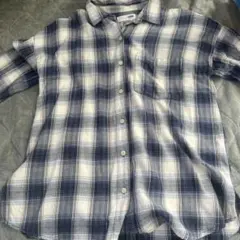 ネイビーとホワイトのチェック柄長袖シャツ