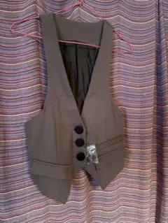 グレー ボタン付き ベスト Mサイズ