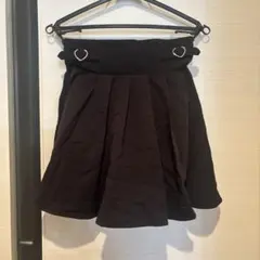 ハート型バックル付き黒フレアミニスカート