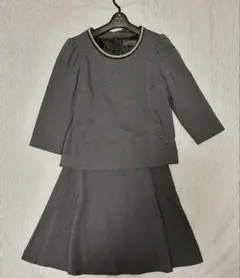 RUIRUEブティック　ネイビーグレー スカートセットアップ ビーズネックライン