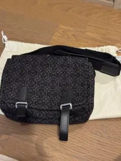 LOEWE ミリタリーメッセンジャーxs アナグラム　ショルダーバッグ　黒グレーのサムネイル