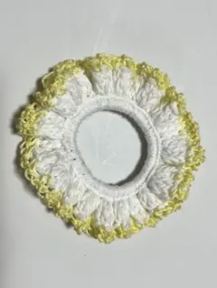 フリル付き白と黄色のシュシュ（ヘアゴムは小サイズ）