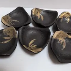 濃い茶色に金の穂　三角皿 6枚セット脚付き　約9cm