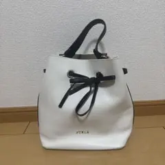 FURLA ホワイト 巾着型ショルダーバッグ　コスタンザ