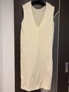 クリーム色 ノースリーブ Vネック ロングニットワンピース