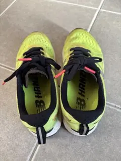 New Balance イエロー スニーカー